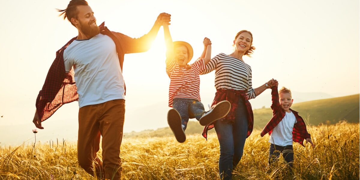 po-co-nam-rodzina-zastanawiamy-sie-z-psychoteraputa-wojciechem-eichelbergerem-happy-family-mother-father-children-son-and-daughter-on-sunse-picture-id1156678241