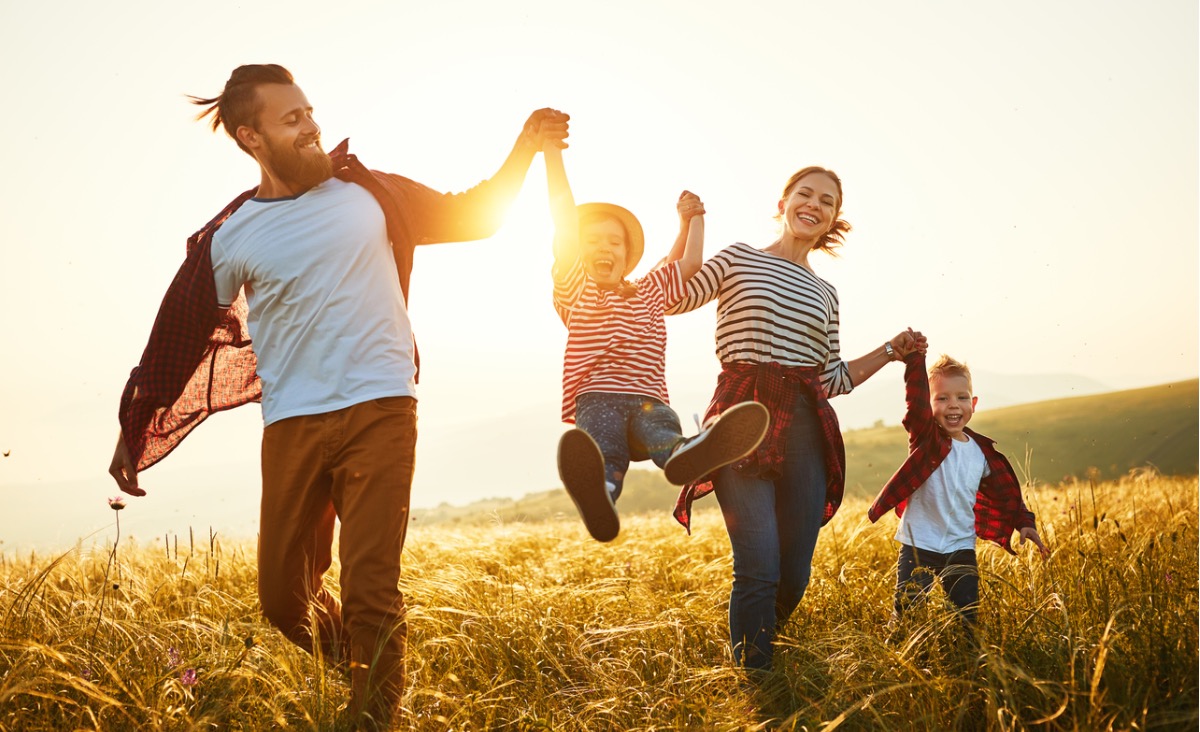 po-co-nam-rodzina-zastanawiamy-sie-z-psychoteraputa-wojciechem-eichelbergerem-happy-family-mother-father-children-son-and-daughter-on-sunse-picture-id1156678241